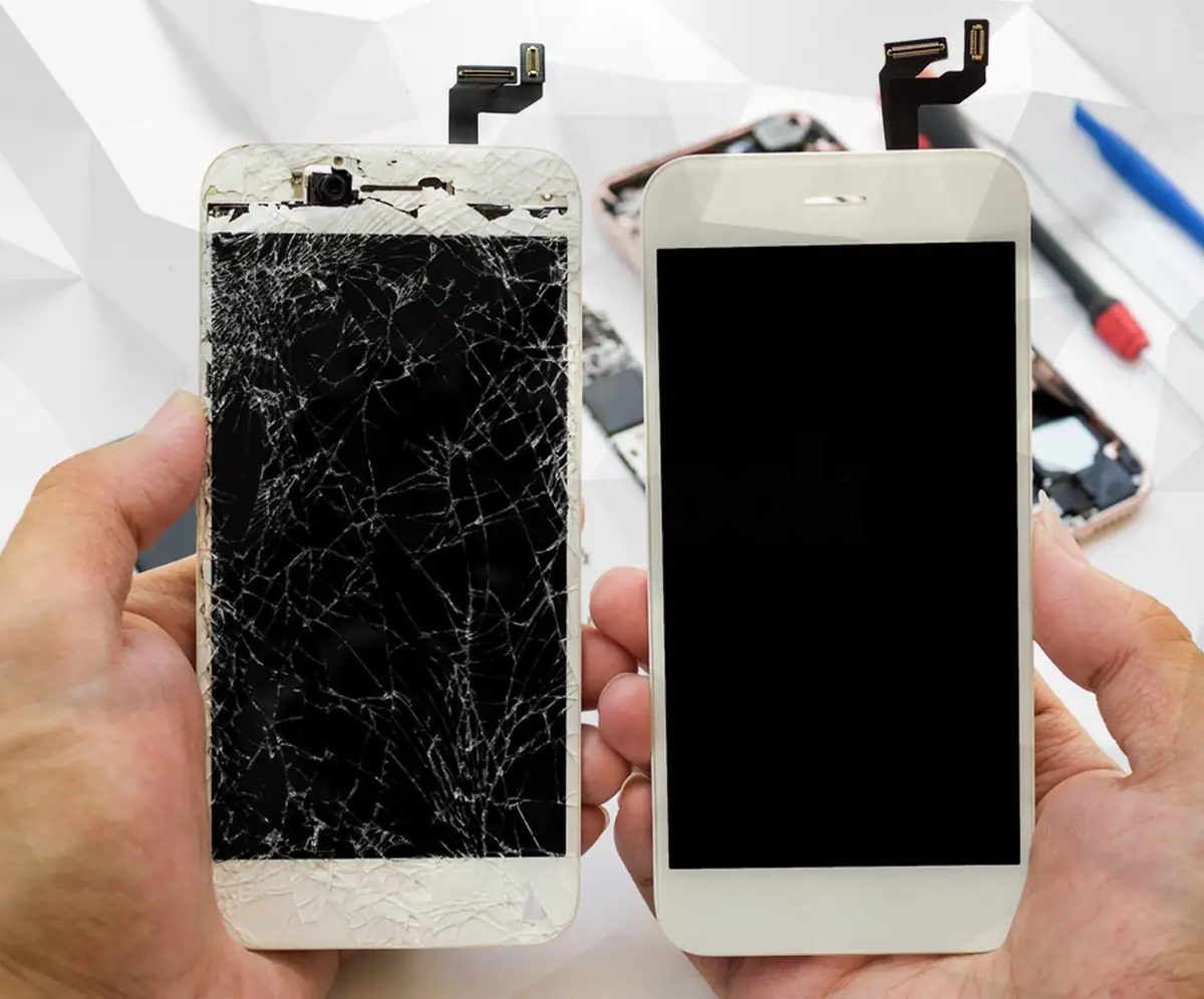 Duas telas de iPhone lado a lado nas mãos de alguém: a da esquerda estilhaçada, a da direita nova.